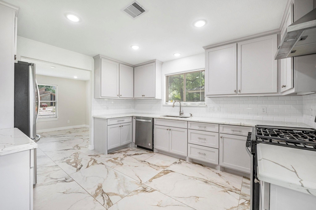 7711 Antoine Drive - Photo 11