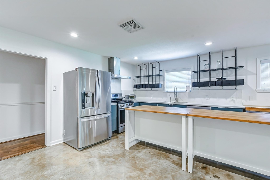 1202 Shadeland Drive - Photo 2