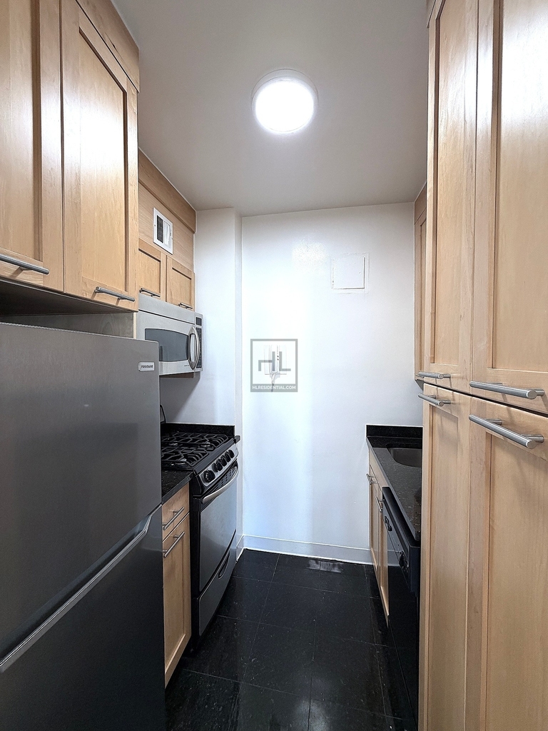 East 55th Street - Photo 1