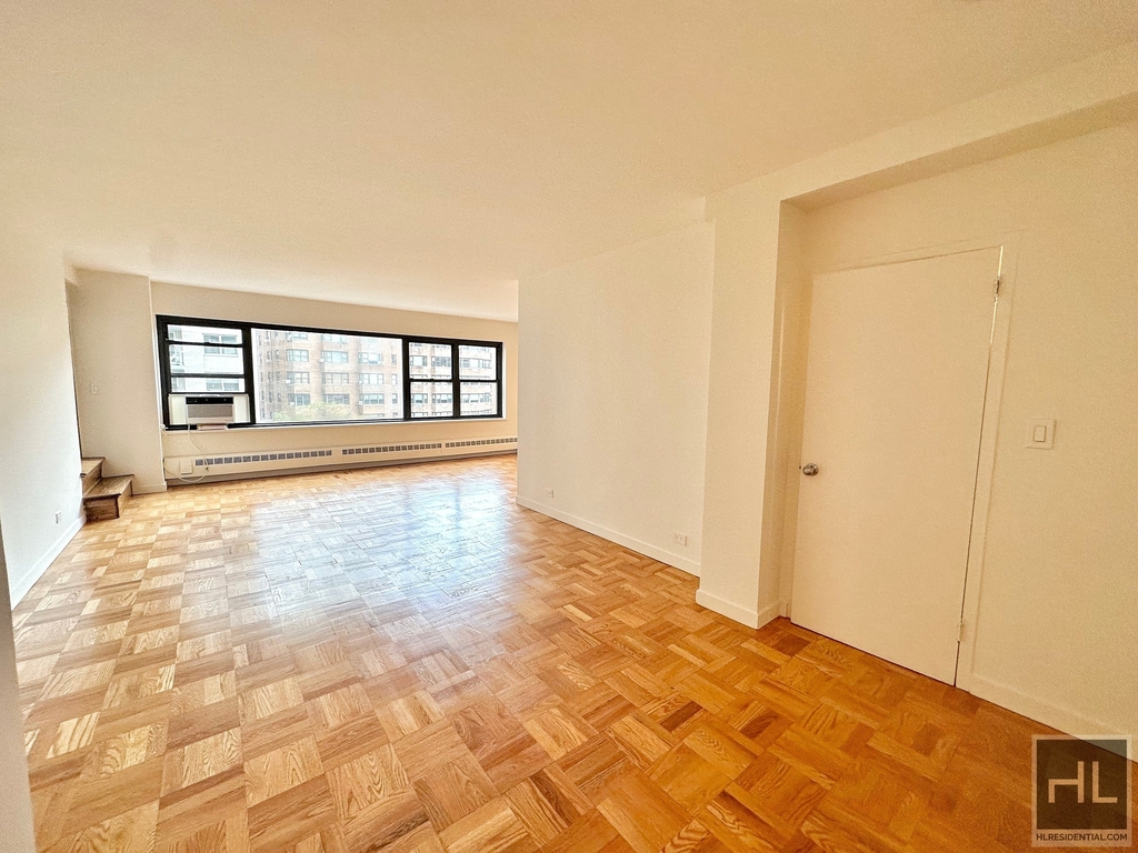 East 55 Street - Photo 0