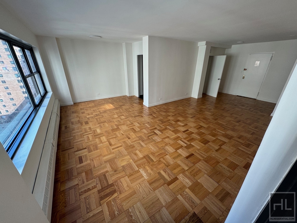 East 55 Street - Photo 1