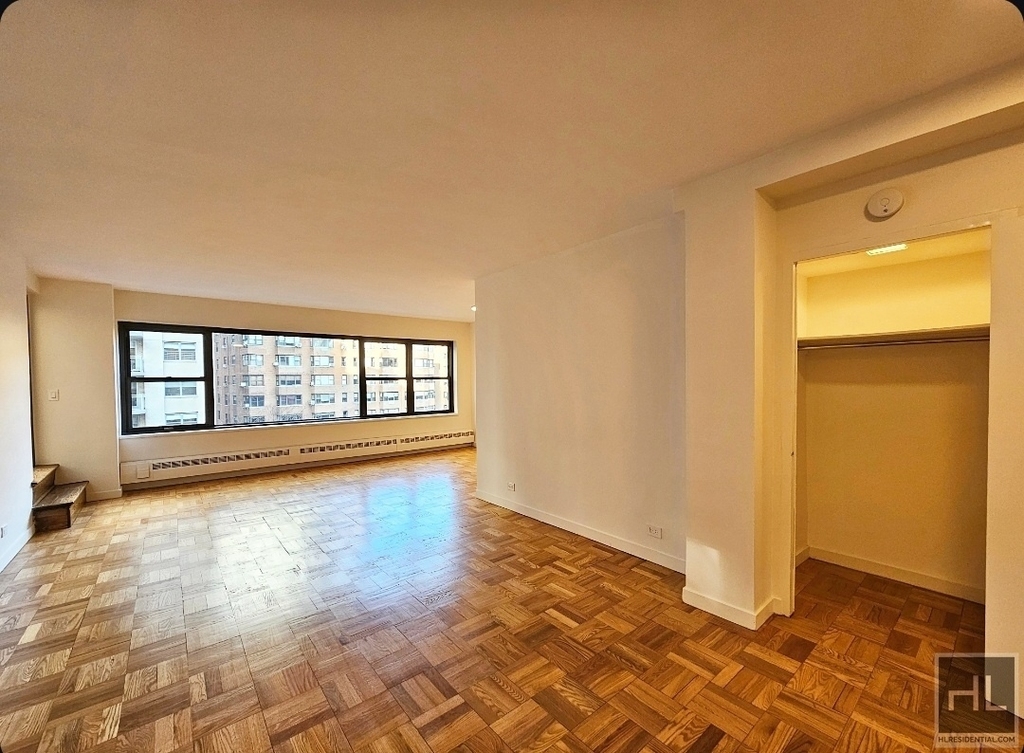 East 55 Street - Photo 3