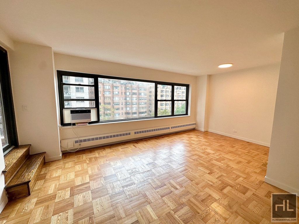 East 55 Street - Photo 4