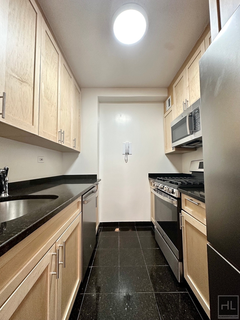 East 55 Street - Photo 2