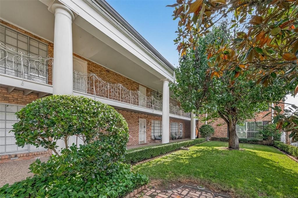 2201 Fountain View Drive - Photo 2