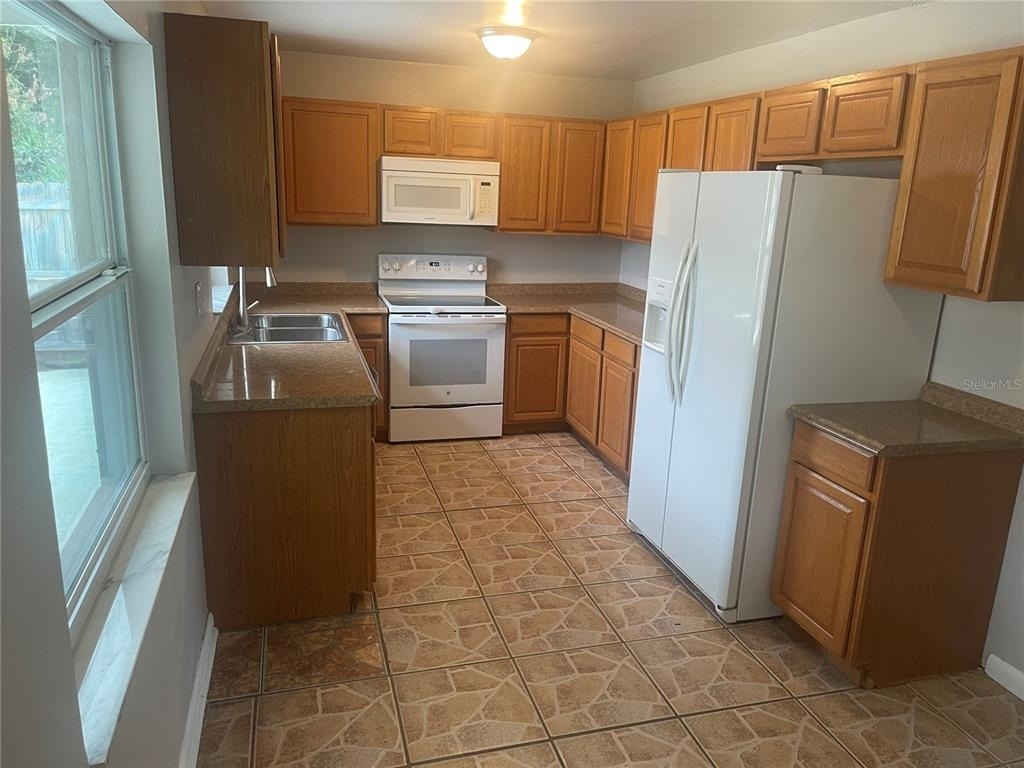 906 Essex Road - Photo 1