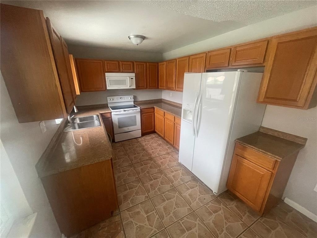 906 Essex Road - Photo 2