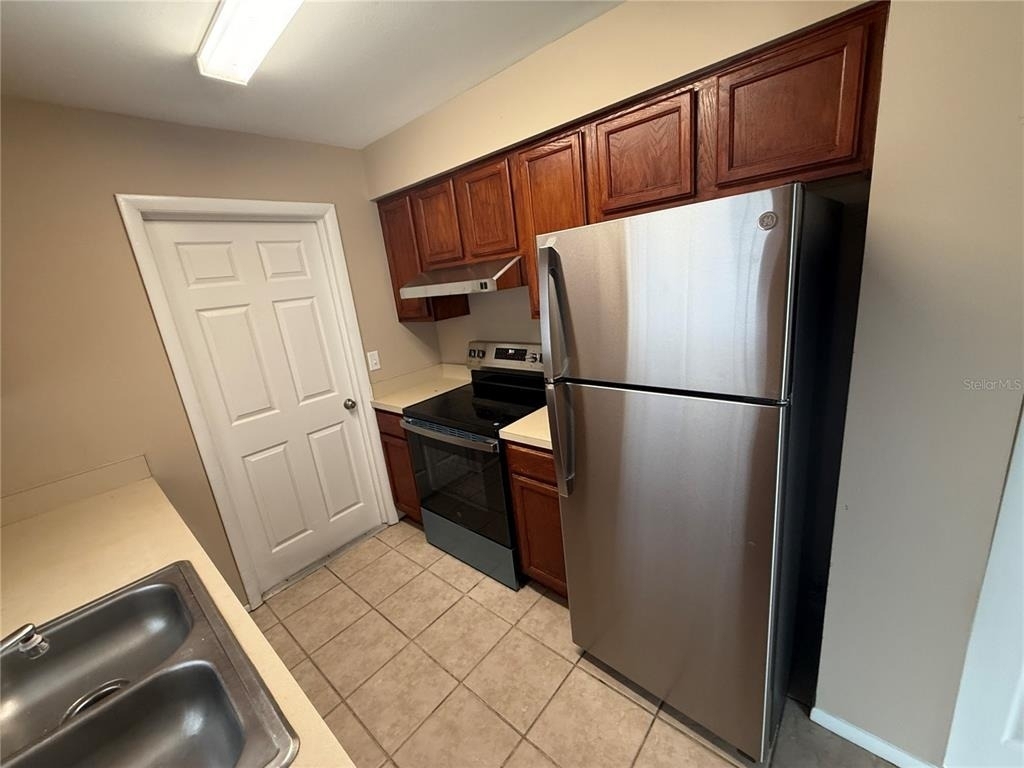 423 Longwood Circle - Photo 2