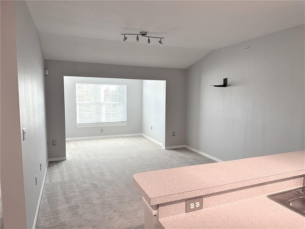 5475 Vineland Road - Photo 7