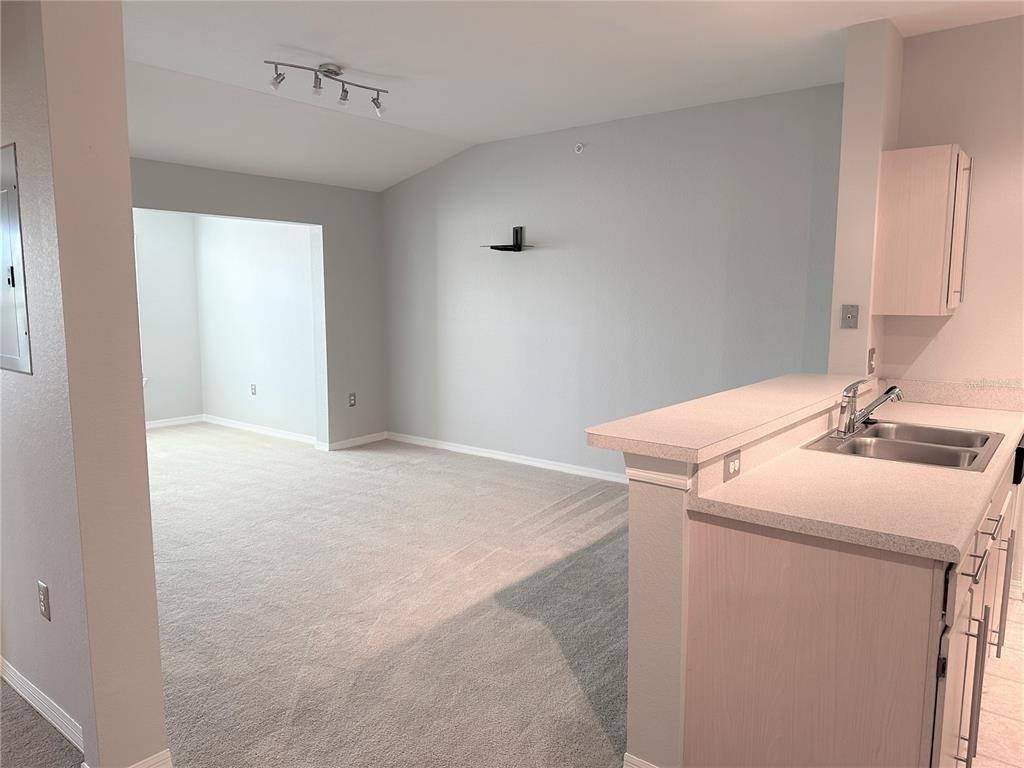 5475 Vineland Road - Photo 6