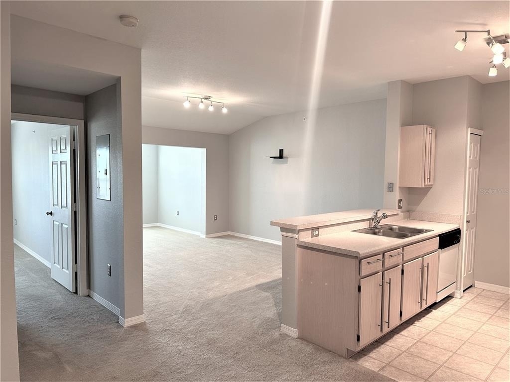5475 Vineland Road - Photo 5