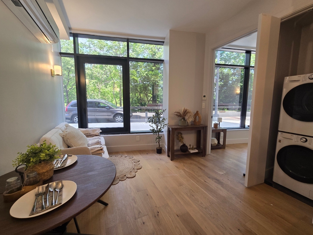 1890 Pelham Parkway South - Photo 6