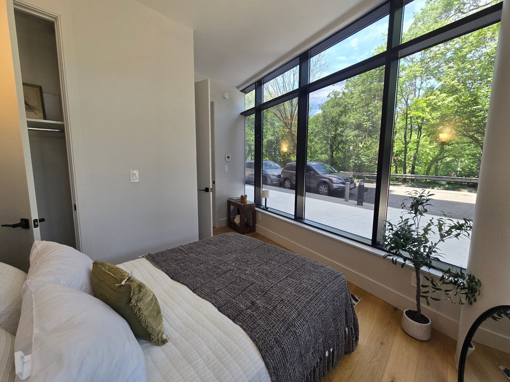 1890 Pelham Parkway South - Photo 2