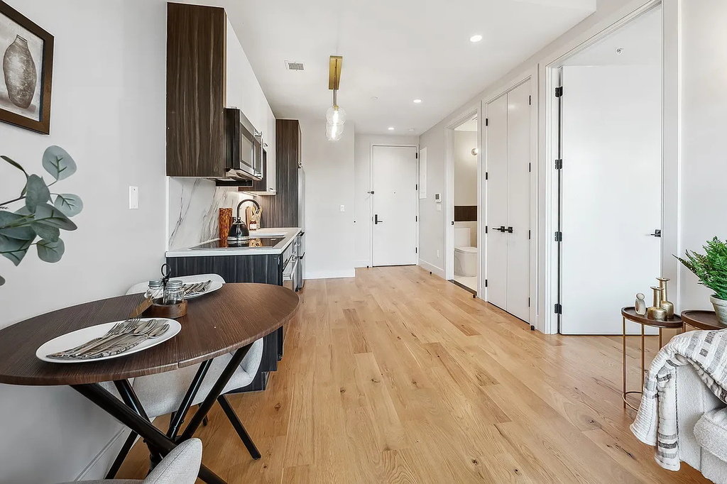 1890 Pelham Parkway South - Photo 3