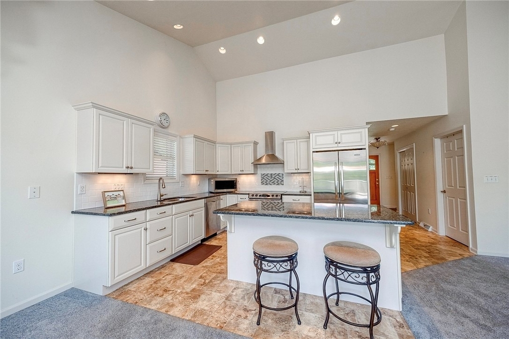 320 N Lakeside Dr - Photo 2