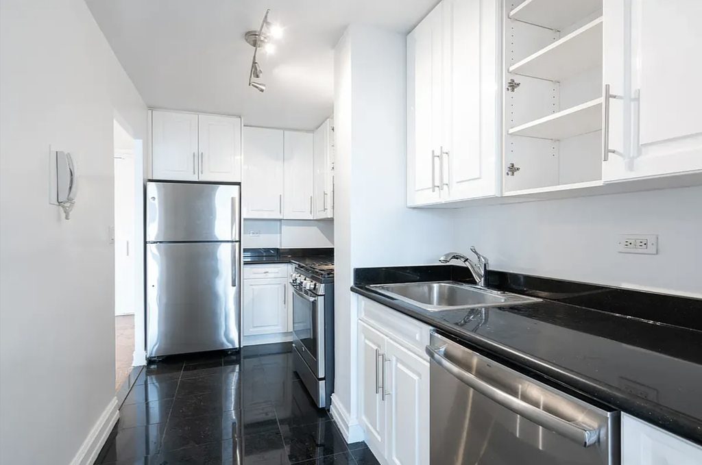  8th Avenue - Photo 3