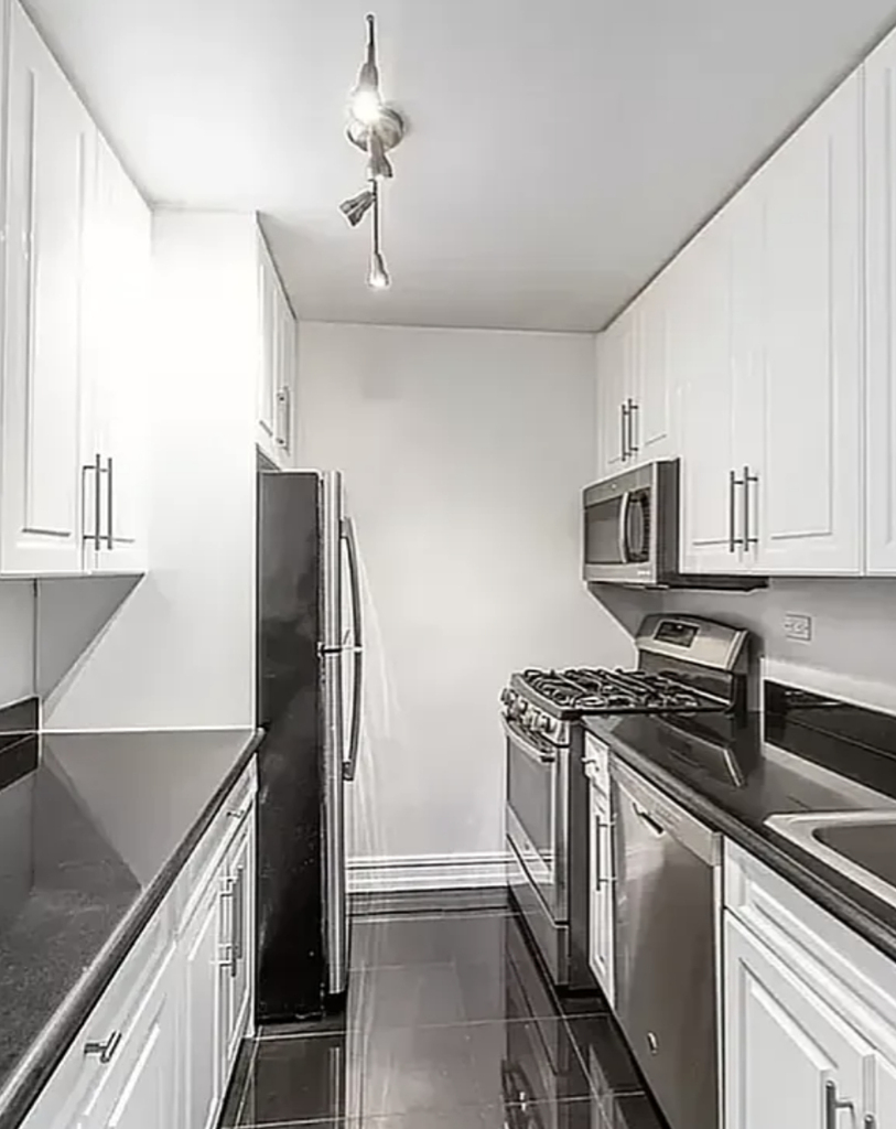 8th Avenue - Photo 3