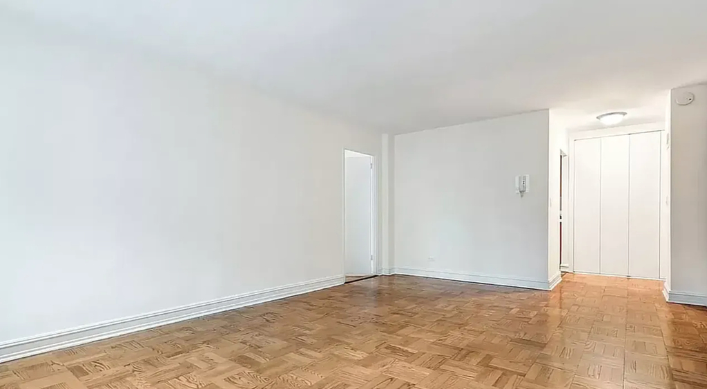 8th Avenue - Photo 1