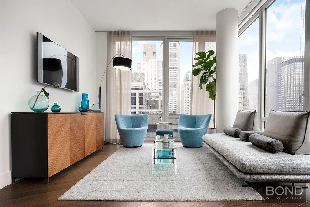 East 44th Street - Photo 3