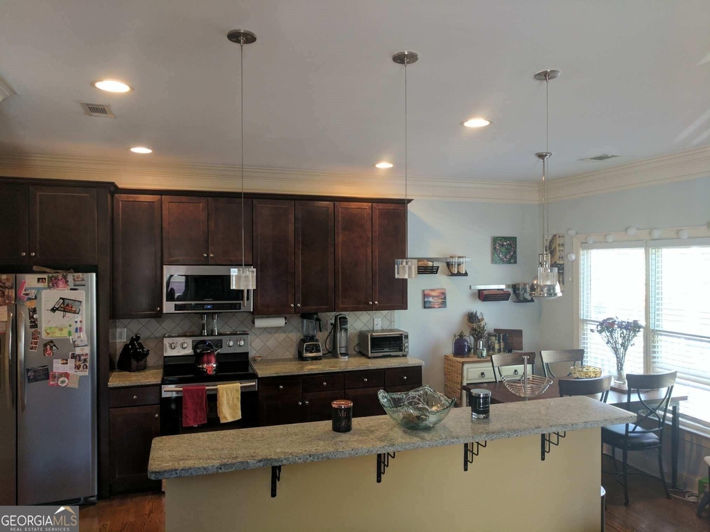 658 Irwin Street Ne - Photo 5