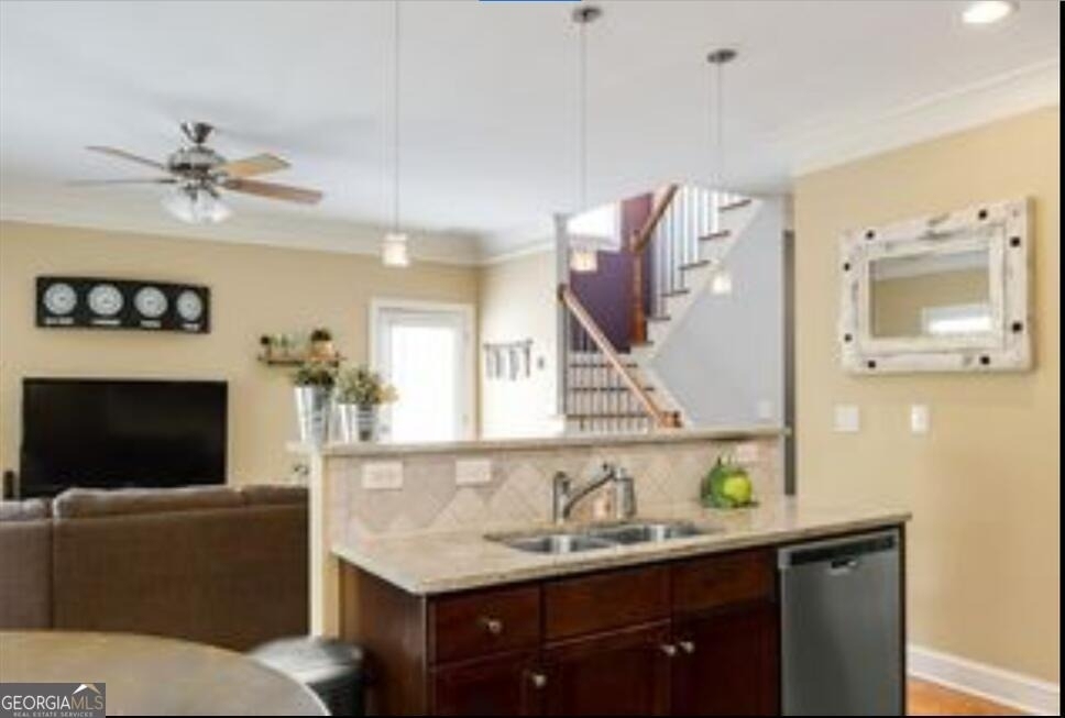 658 Irwin Street Ne - Photo 3