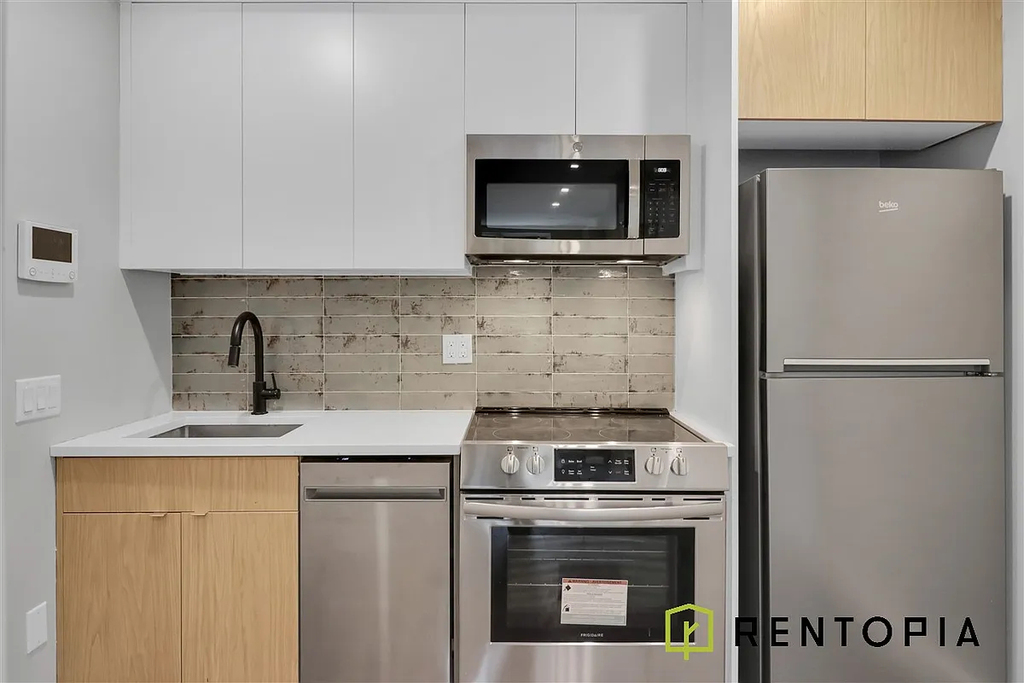173 Conselyea Street - Photo 1