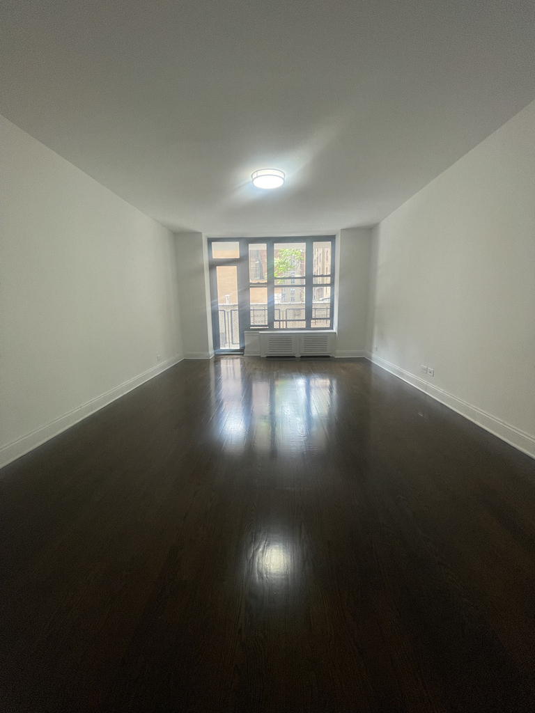 East 35th St and 3rd Ave - Photo 7
