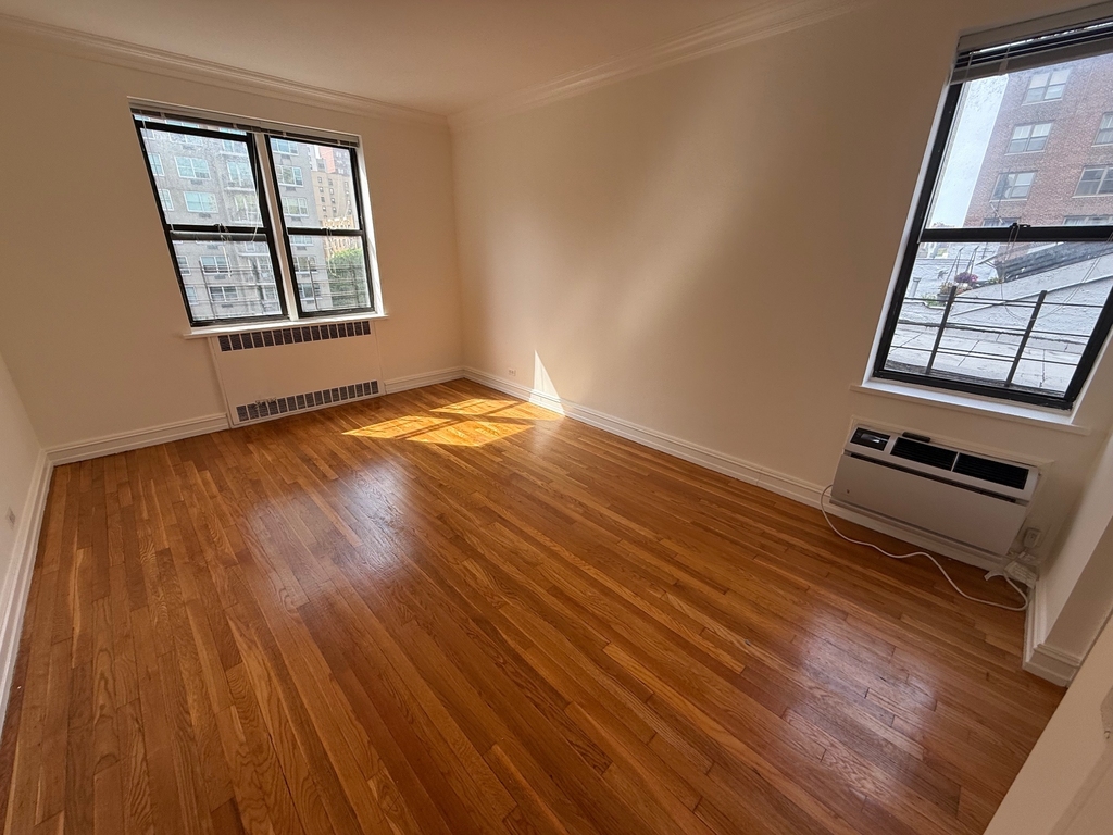 1680 York Avenue - Photo 4