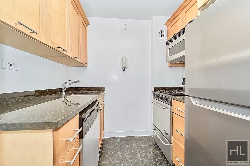East 55 Street - Photo 2