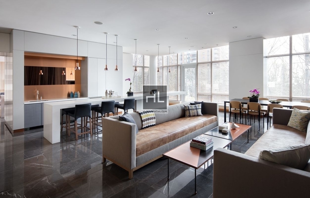 West 42nd Street - Photo 8