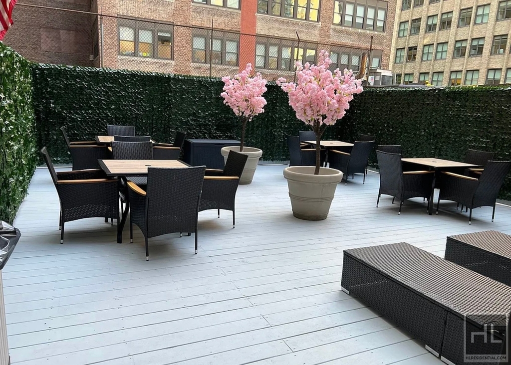 East 44th Street - Photo 6