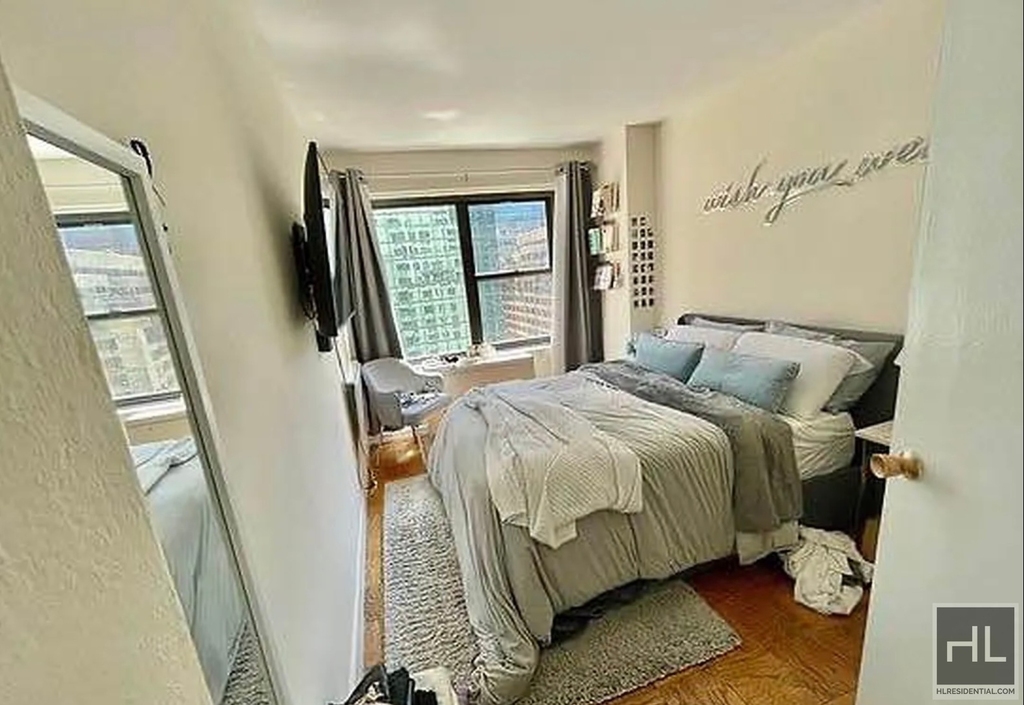 East 44th Street - Photo 1