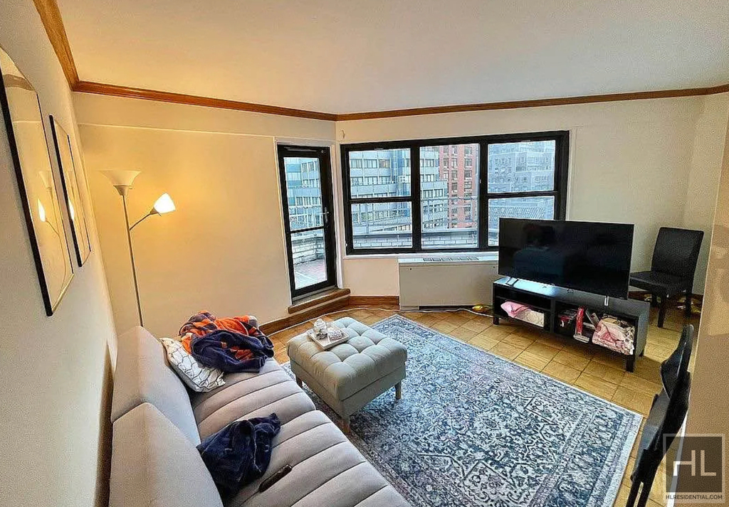 East 44th Street - Photo 2