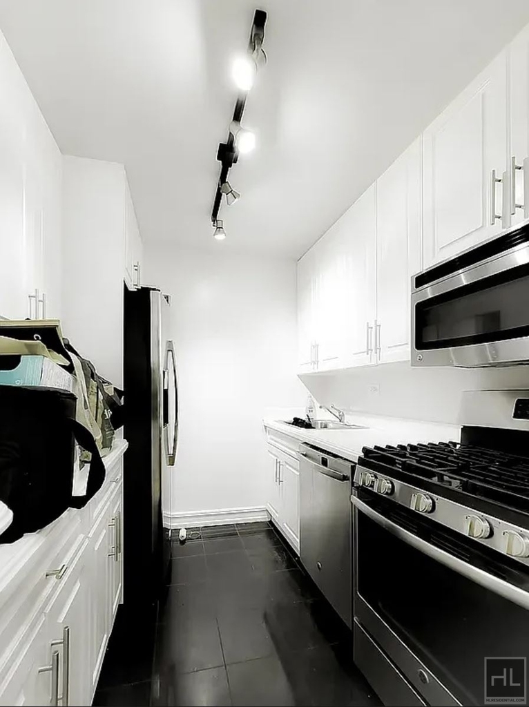 East 51 Street - Photo 2