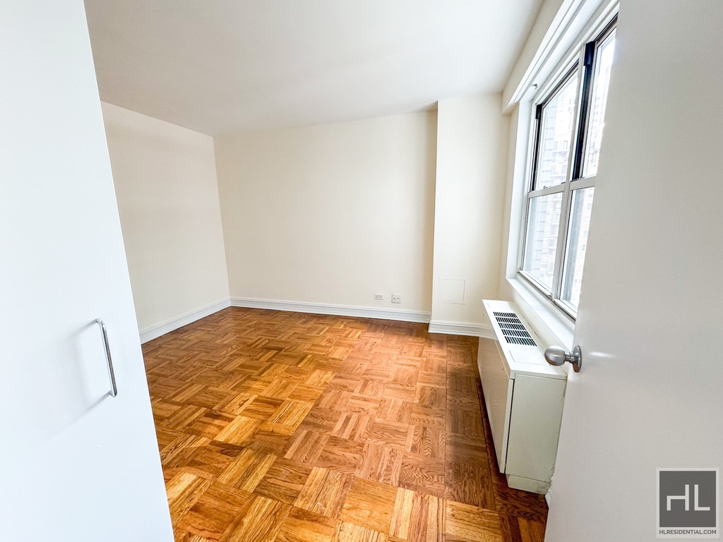 Eighth Avenue - Photo 1