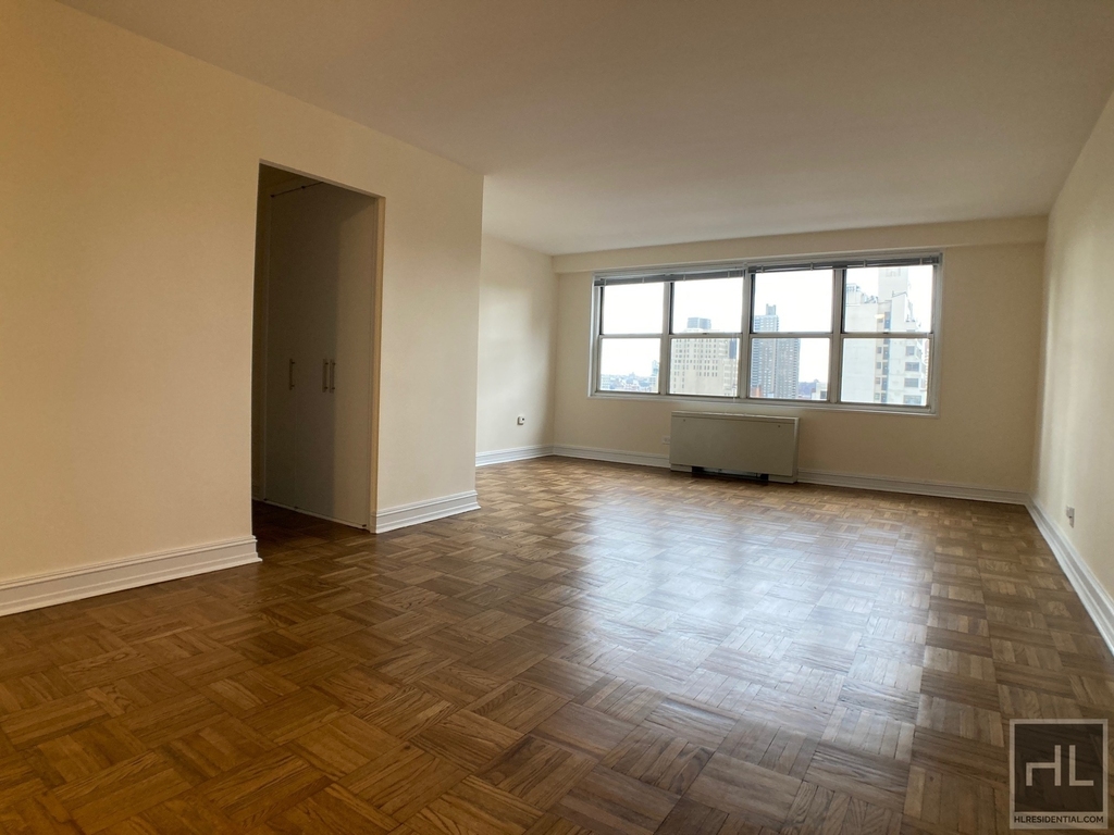 Eighth Avenue - Photo 2