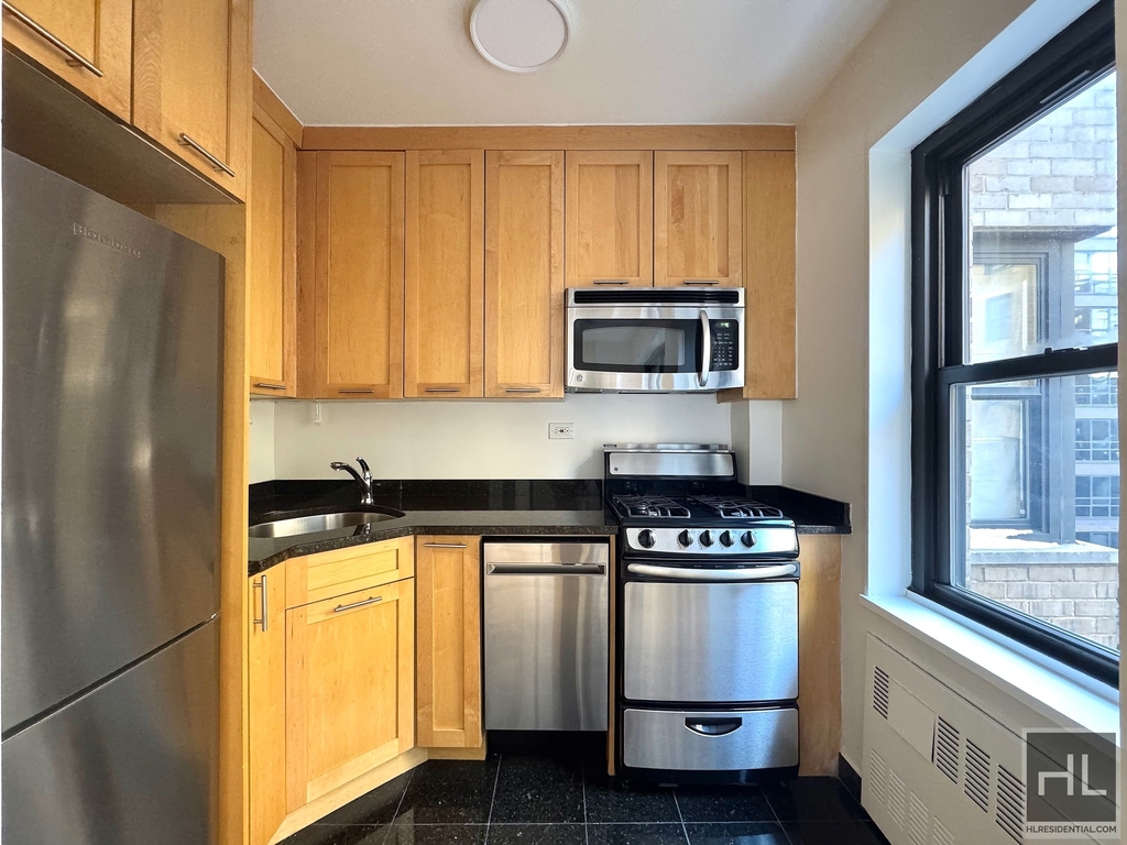 East 55 Street - Photo 2