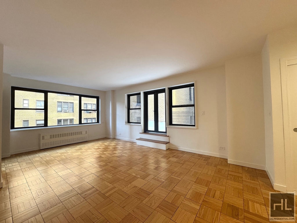 East 55 Street - Photo 1