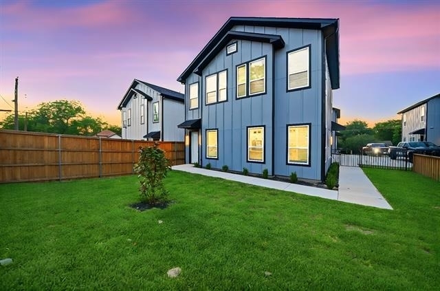 306 E 7th Street - Photo 0