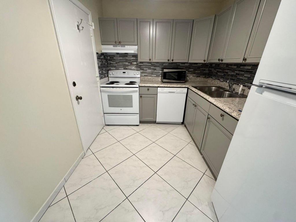 2180 Ne 67th Street - Photo 17