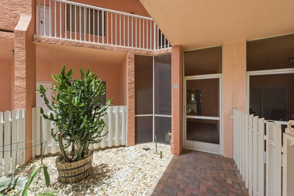 7765 Yardley Drive - Photo 4