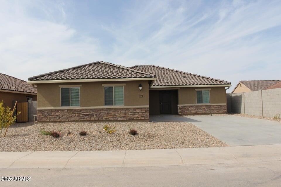 1552 E Inouye Drive - Photo 0