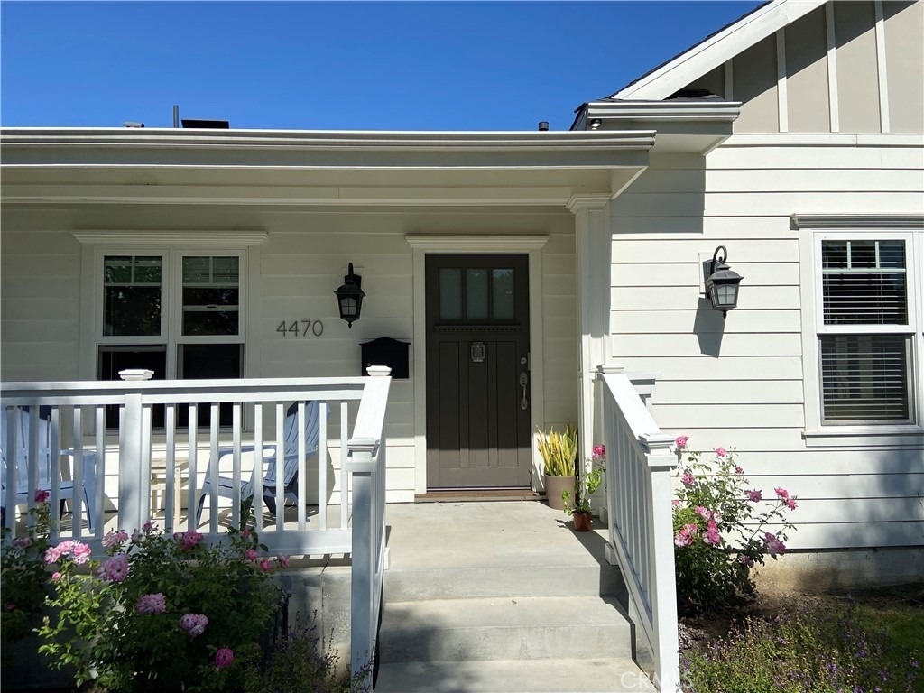 4470 Stansbury Avenue - Photo 3