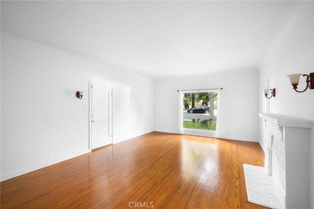 218 216 E Windsor Road - Photo 4