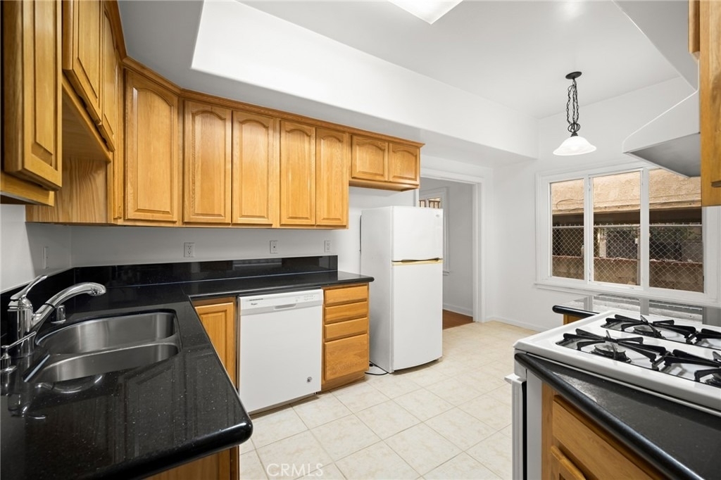 218 216 E Windsor Road - Photo 9