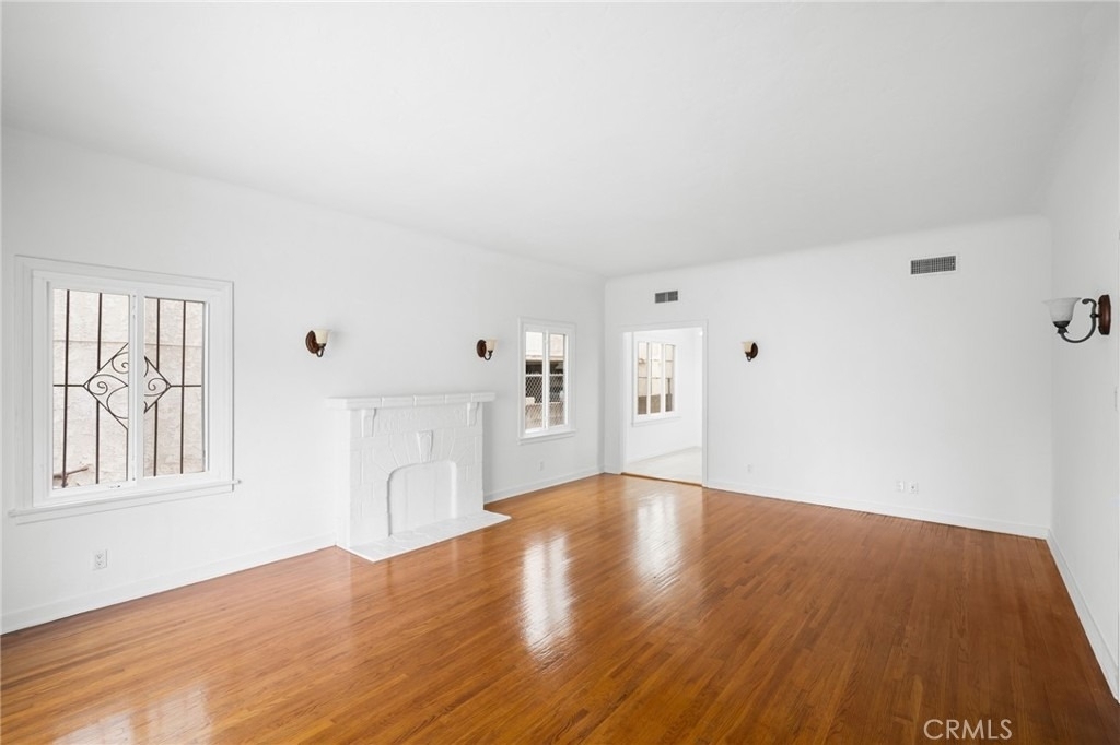 218 216 E Windsor Road - Photo 2