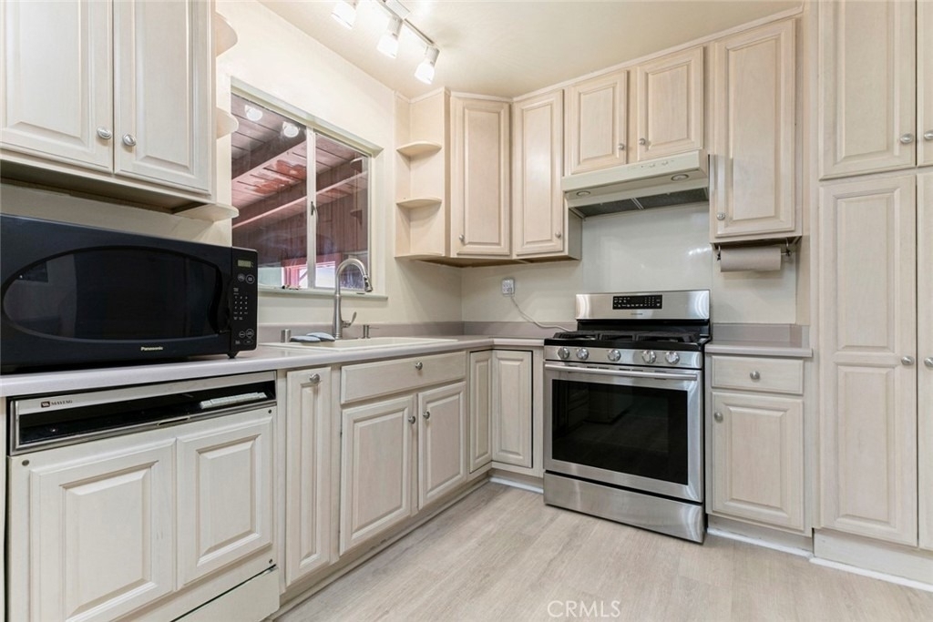 10706 Rhodesia Ave. - Photo 8