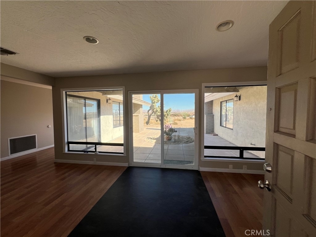 18530 Eucalyptus Street - Photo 7