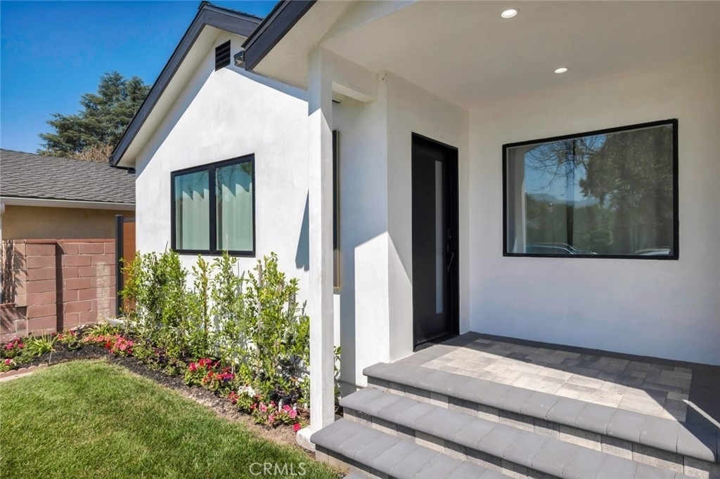 2115 W Clark Avenue - Photo 1