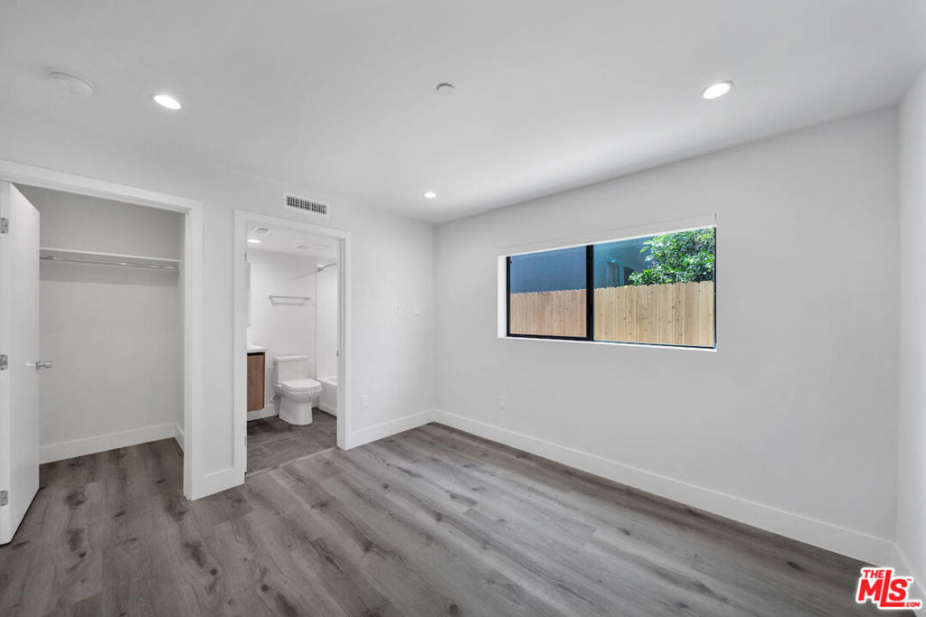 11522 1/2 Emelita Street - Photo 4